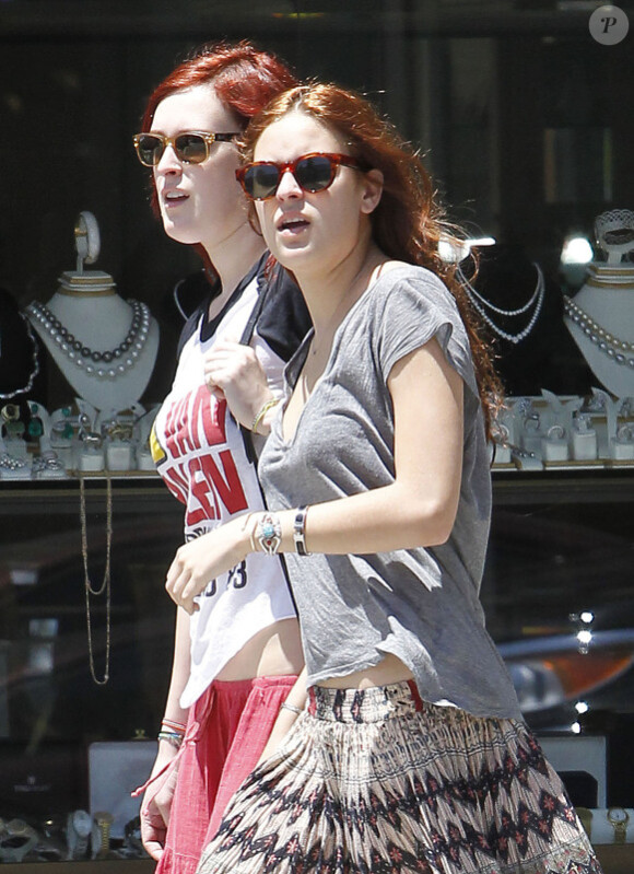 Les filles de Bruce Willis et de Demi Moore, Rumer Willis et Tallulah Belle, le 15 juillet 2011 dans les rues de Beverly Hills