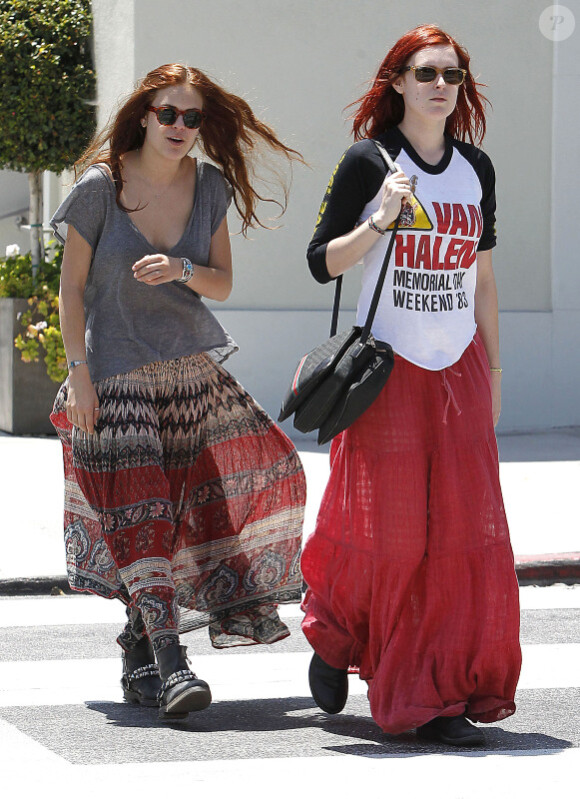 Les filles de Bruce Willis et de Demi Moore, Rumer Willis et Tallulah Belle, se promènent le 15 juillet 2011 dans les rues de Beverly Hills. L'aînée est fière et droite, l'autre plus baba-cool