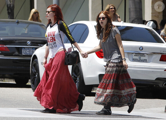 Les filles de Bruce Willis et de Demi Moore, Rumer Willis et Tallulah Belle, se promènent main dans la main le 15 juillet 2011 dans les rues de Beverly Hills