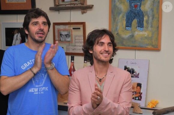 Patrick Fiori et Mickaël Miro participent aux Vendanges du Coeur, à Ouveillan, dans l'Aude, jeudi 21 juillet 2011.