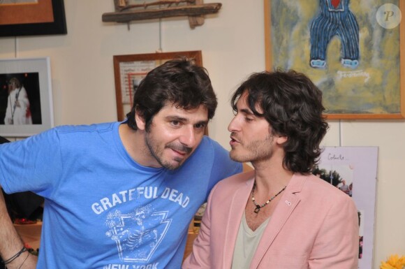 Patrick Fiori et Mickaël Miro participent aux Vendanges du Coeur, à Ouveillan, dans l'Aude, jeudi 21 juillet 2011. Complicité entre chanteurs !