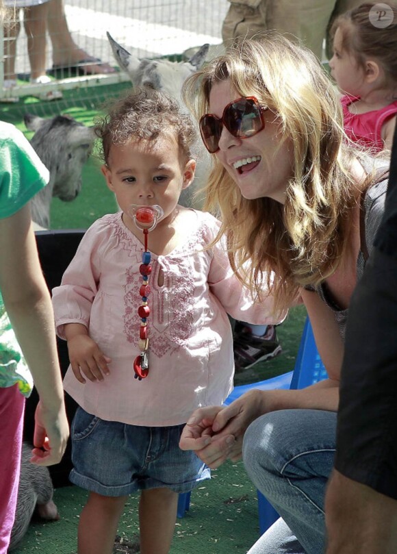 Sourire radieux et mine splendide, Ellen Pompeo est une maman comblée lorsque sa petite fille Stella Luna l'accompagne au zoo de West Hollywood !