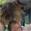 Malgré la douceur d'une biquette, rien ne remplace un bisous de sa maman... Et Ellen Pompeo, radieuse ne se prive pas d'embrasser sa fille Stella au zoo de West Hollywood !