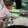 Même si une biquette est totalement inoffensive, Ellen Pompeo surveille avec attention sa fille Stella lorsque celle-ci caresse l'animal au zoo de West Hollywood. On est jamais trop prudente !
