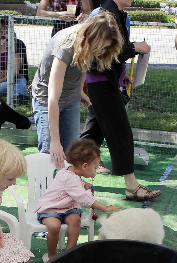 Même si une biquette est totalement inoffensive, Ellen Pompeo surveille avec attention sa fille Stella lorsque celle-ci caresse l'animal au zoo de West Hollywood. On est jamais trop prudente !