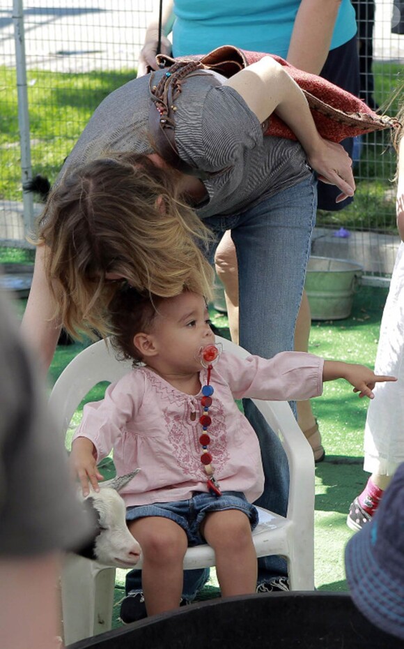 Ellen Pompeo, radieuse et sa fille Stella au zoo de West Hollywood le 17 juillet 2011