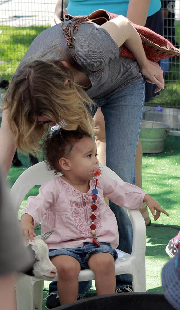 Ellen Pompeo, radieuse et sa fille Stella au zoo de West Hollywood le 17 juillet 2011