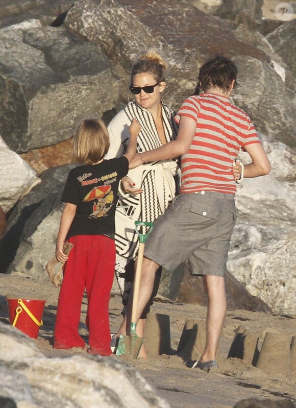 Kate Hudson, son compagnon Matthew Bellamy et son fils Ryder ont profité d'une journée ensoleillée sur la plage de Malibu le 18 juillet 2011