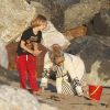 Au programme de cette journée plage en famille : château de sable pour Kate Hudson, son fils Ryder et son fiancé Matthew Bellamy le 18 juillet 2011 sur les plages de Malibu. 