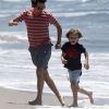 Ryder, le fils de Kate Hudson issu d'une première union, affiche une belle complicité avec le père de son petit frère, Matthew Bellamy, lors d'une sortie sur les plages de Malibu le 18 juillet 2011