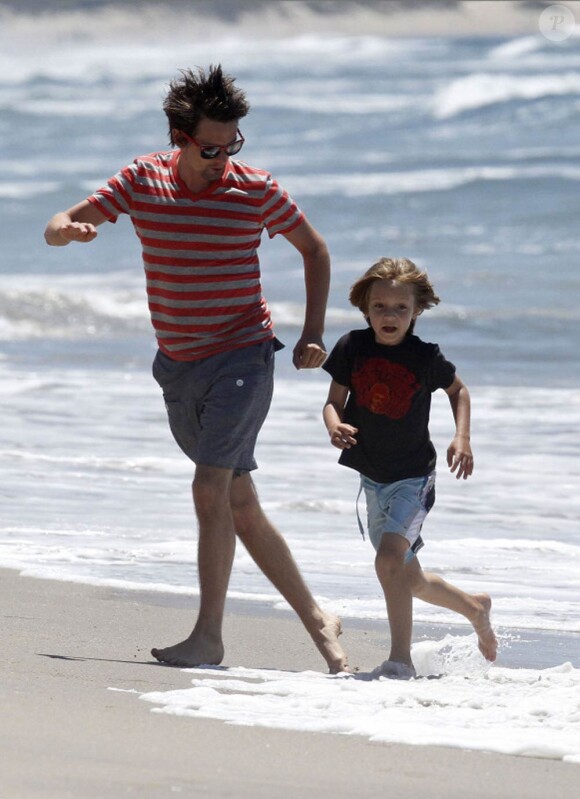 Ryder, le fils de Kate Hudson issu d'une première union, affiche une belle complicité avec le père de son petit frère, Matthew Bellamy, lors d'une sortie sur les plages de Malibu le 18 juillet 2011