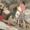 Moment de tendresse pour Kate Hudson et son fiancé Matthew Bellamy avec qui elle vient d'avoir un petit garçon sous les yeux de son fils Ryder le 18 juillet 2011