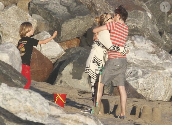 Moment de tendresse pour Kate Hudson et son fiancé Matthew Bellamy avec qui elle vient d'avoir un petit garçon sous les yeux de son fils Ryder le 18 juillet 2011