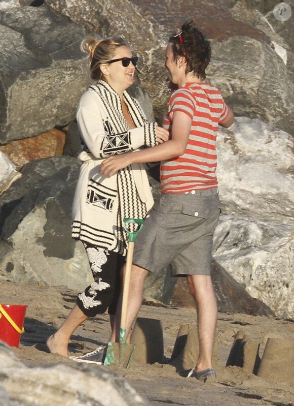 Kate Hudson très amoureuse de son compagnon Matthew Bellamy et son fils Ryder ont profité  d'une journée ensoleillée sur la plage de Malibu le 18 juillet 2011
