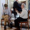 Woody Allen joue de la clarinette dans son hôtel à Rome où il tourne le film Bop Decameron, le 23 juillet 2011 ; il fait un effet boeuf