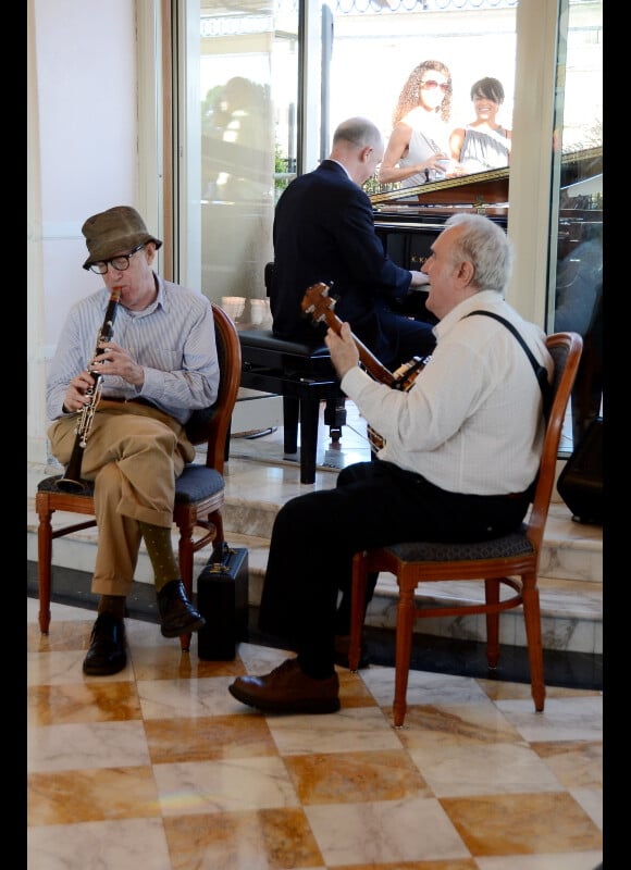 Woody Allen joue de la clarinette dans son hôtel à Rome où il tourne le film Bop Decameron, le 23 juillet 2011 : ambiance jazzy !