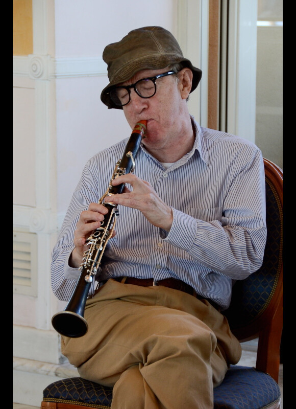Woody Allen joue de la clarinette dans son hôtel à Rome où il tourne le film Bop Decameron, le 23 juillet 2011