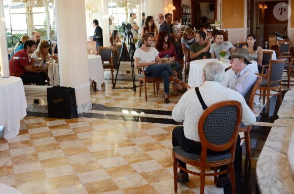 Woody Allen joue de la clarinette dans son hôtel à Rome où il tourne le film Bop Decameron, le 23 juillet 2011