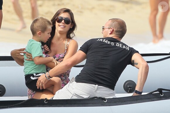 Wesley Sneijder en vacances à Saint Tropez le 26 juillet 2011 avec sa femme Yolanthe et leur fils