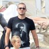 Wesley Sneijder en vacances à Saint Tropez le 26 juillet 2011 avec sa femme Yolanthe et leur fils