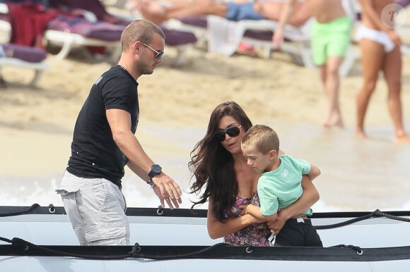 Wesley Sneijder en vacances à Saint Tropez le 26 juillet 2011 avec sa femme Yolanthe et leur fils