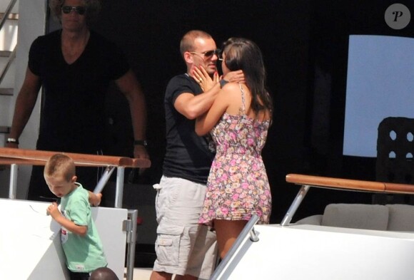 Le footballeur néerlandais Wesley Sneijder avec son épouse Yolanthe et son fils Jessey, en vacances à Saint-Tropez le 26 juillet 2011.