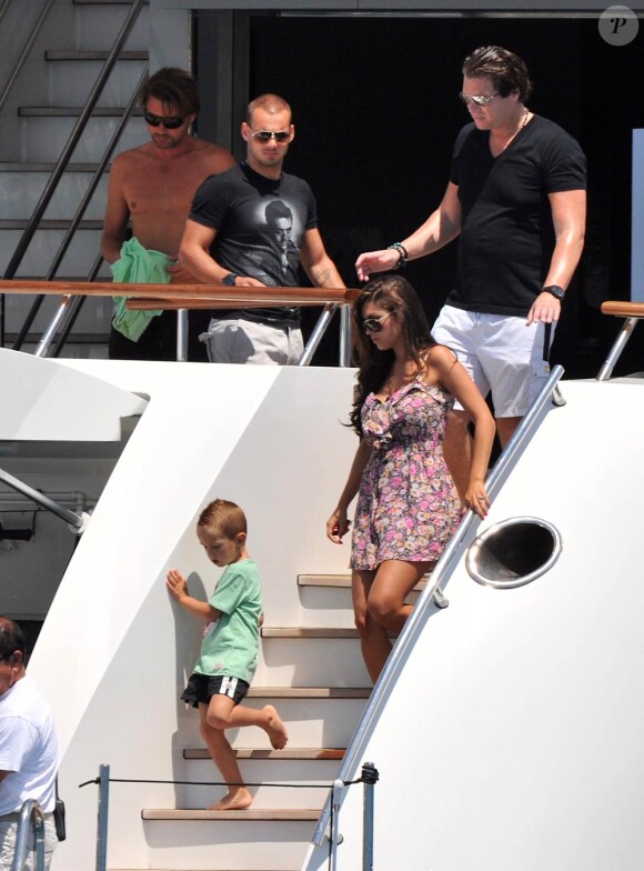 Le footballeur néerlandais Wesley Sneijder avec son épouse Yolanthe et son fils Jessey, en vacances à Saint-Tropez le 26 juillet 2011.
