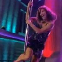 Eva Longoria se remet au pole dance et s'entraîne dur