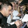 Robbie Williams à l'avant-première de Cars 2 à Munich en Allemagne le 28 juillet 2011 : il prend le temps de répondre présent pour les fans