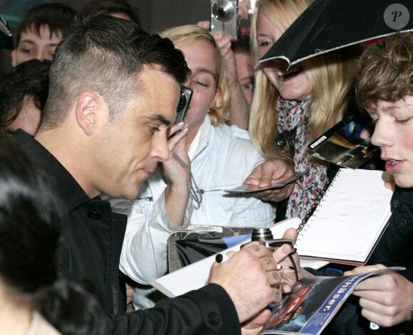 Robbie Williams à l'avant-première de Cars 2 à Munich en Allemagne le 28 juillet 2011 : il prend le temps de répondre présent pour les fans