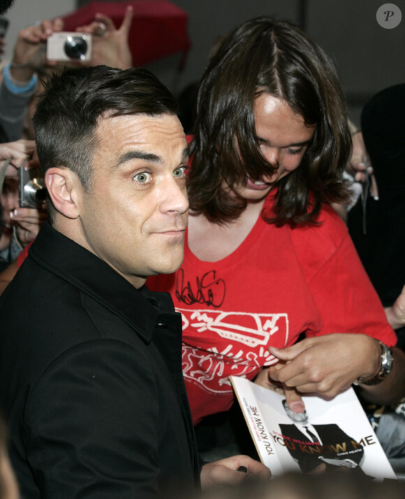 Robbie Williams à l'avant-première de Cars 2 à Munich en Allemagne le 28 juillet 2011 : les fans n'en peuvent plus