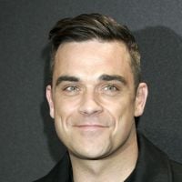 Robbie Williams, sobre et élégant, provoque la folie