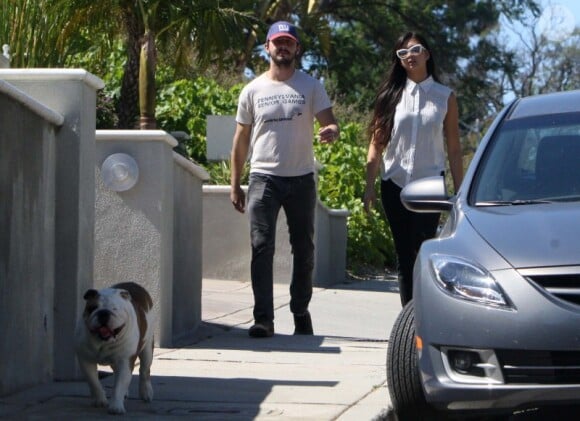 Shia LaBeouf arbore une barbe imposante lors d'une promenade en compagnie de sa petite amie Karolyn Pho et son chien Brando le 24 juillet 2011 à Los Angeles