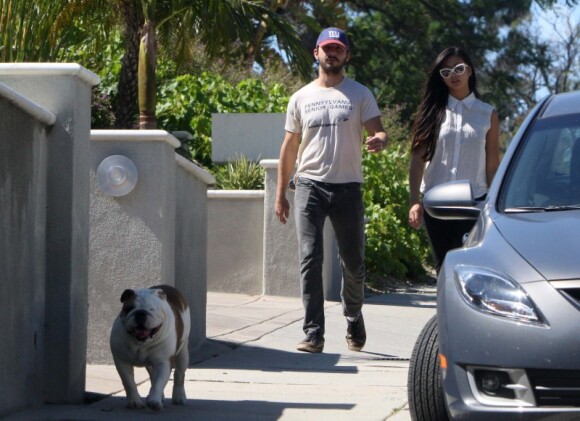Shia LaBeouf arbore une barbe imposante lors d'une promenade en compagnie de sa petite amie Karolyn Pho et son chien Brando le 24 juillet 2011 à Los Angeles