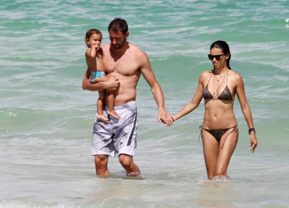 Adriana Lima, MArko Jaric et leur fille Valentina le 31 juillet 2011 sur la plage de Miami Beach