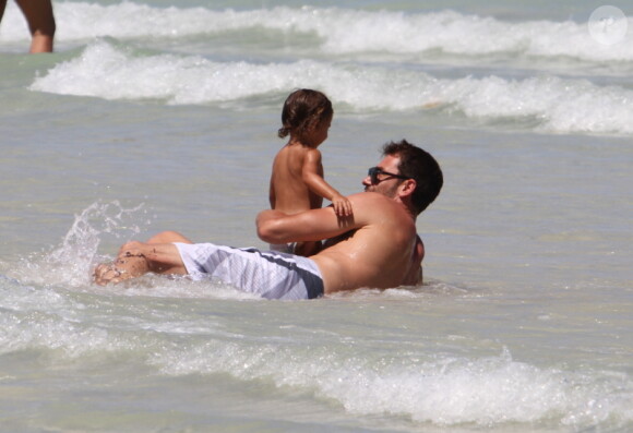 Tendre moment de complicité entre Marko JAric et sa fille Valentina lors de vacances à Miami le 31 juillet 2011