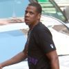 Jay-Z à New York le 15 juillet 2011, dans sa main l'album commun avec Kanye West, Watch the Throne