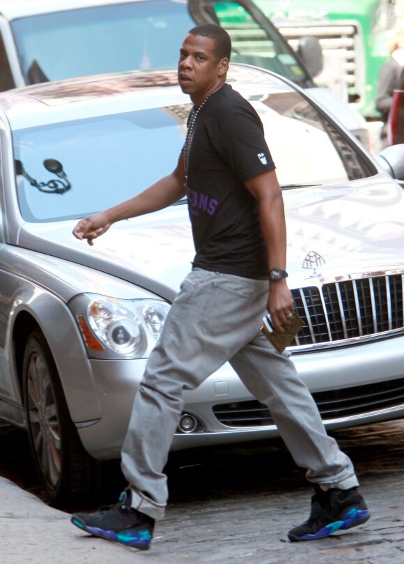 Jay-Z à New York le 15 juillet 2011, dans sa main l'album commun avec Kanye West, Watch the Throne