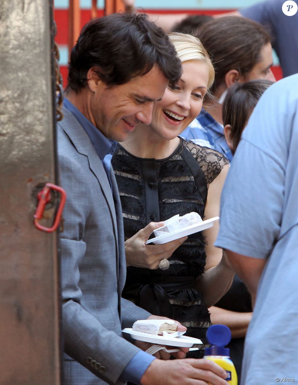 Kelly Rutherford et Matthew Settle sur le tournage de la série Gossip Girl. New York, 1er août Kelly Rutherford et Matthew Settle sur le tournage de la série Gossip Girl. New York, 1er août