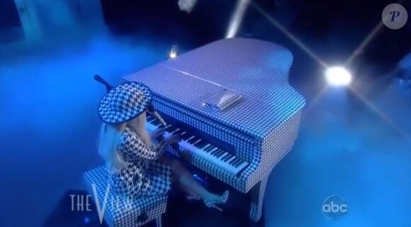 Invitée de The View sur ABC le 1er août 2011, Lady Gaga interprète son nouveau single Yoü and I.