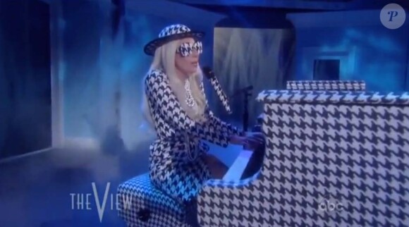 Invitée de The View sur ABC le 1er août 2011, Lady Gaga interprète son nouveau single Yoü and I.