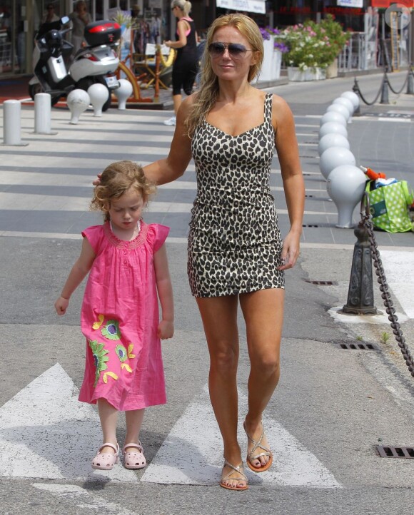 Geri Halliwell a passé ses vacances d'été à Saint-Jean-Cap-Ferrat avec sa fille Bluebell et son boyfriend Henry Beckwith. Le 18 juin 2011