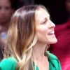 Sarah Jessica Parker fidèle à son personnage de Carrie dans les rues de New York avec une fabuleuse robe verte d'inspiration vintage et des Louboutin indémodables.