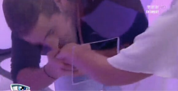 Rudy baise la main d'Aurélie, lors du prime-time de Secret Story 5, le vendredi 5 août sur TF1 !