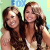 Demi Lovato et Selena Gomez, sur le tapis rouge des Teen Choice Awards 2011, à Los Angeles, le dimanche 7 août 2011.