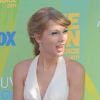 Taylor Swift se prend pour Marilyn Monroe, sur le tapis rouge des Teen Choice Awards 2011, à Los Angeles, le dimanche 7 août 2011.