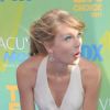 Taylor Swift se prend pour Marilyn Monroe, sur le tapis rouge des Teen Choice Awards 2011, à Los Angeles, le dimanche 7 août 2011.