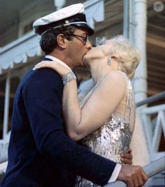 Tony Curtis et Marilyn Monroe dans Certains l'aiment chaud, 1959. Cette veste bleu marine sera vendue aux enchères Chez Julien à Beverly Hills dans le cadre d'une vente d'objets d'art et de souvenirs ayant appartenus à la star.