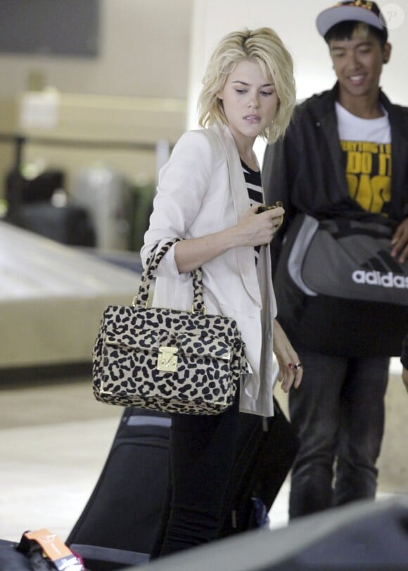 Rachael Taylor arrive à l'aéroport de Los Angeles, le 5 août 2011 !