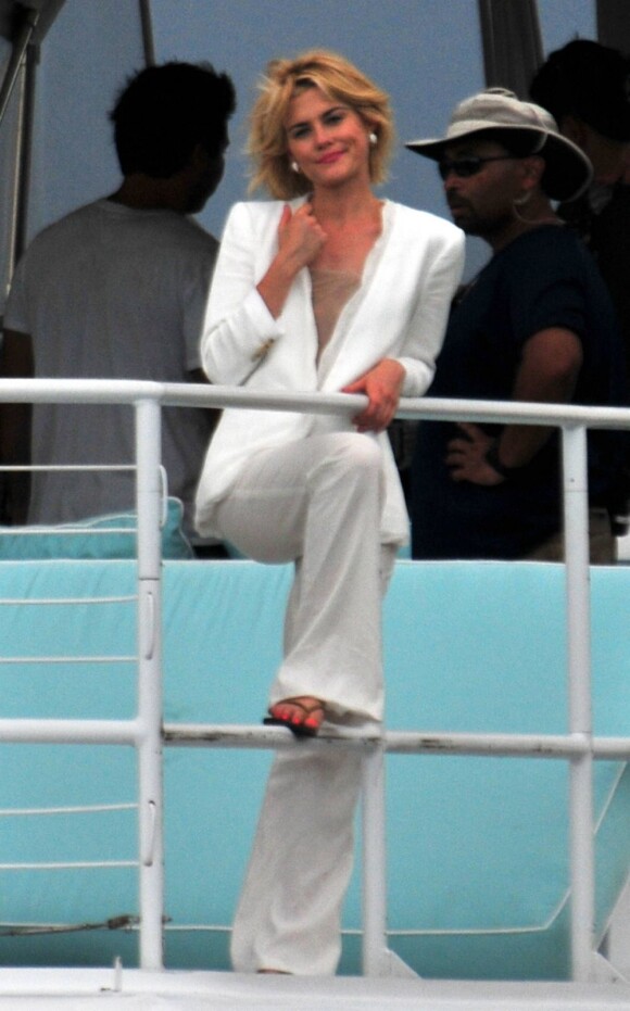 Rachael Taylor en plein tournage du remake de la série Drôles de dames, le 25 juillet 2011 à Miami !